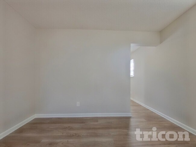 Building Photo - 490 Fox Trot Dr