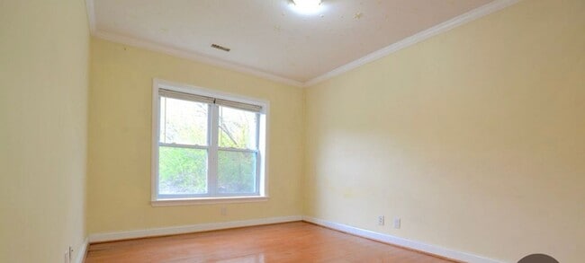 Building Photo - Charming 3 Bedroom-No Broker Fee