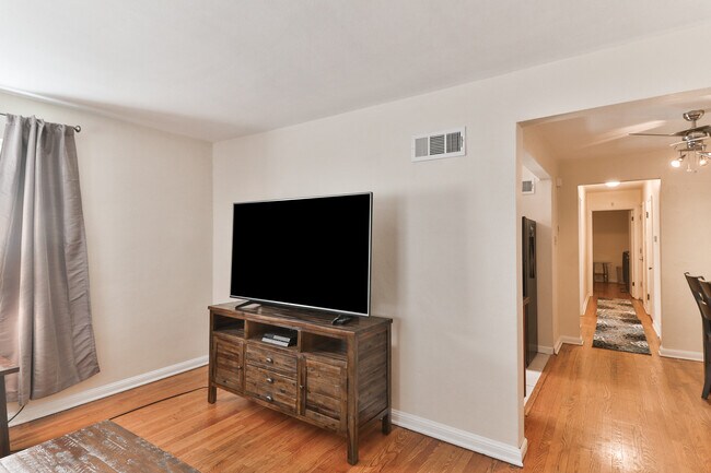 Foto del edificio - 6927 Chippewa St