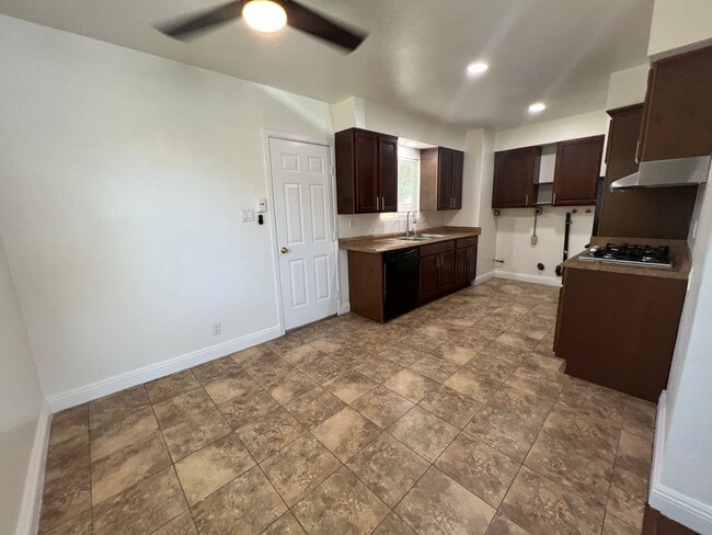 Building Photo - Upgraded 2 bedroom Duplex!