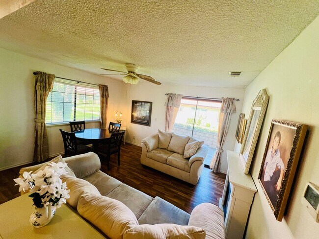 Foto del edificio - Inviting Gated Community Townhome—Jess Ranch 55+