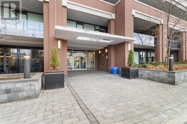 Photo du bâtiment - 4800 Hwy 7