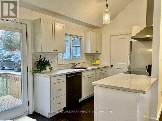 Building Photo - 851 Lake Dr E