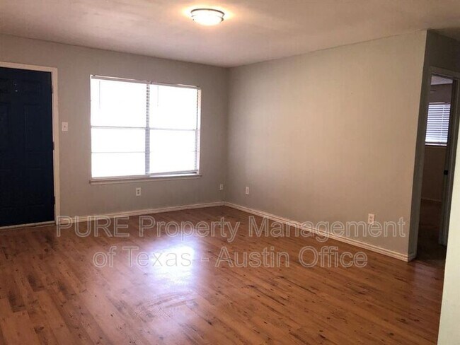 Building Photo - 1404 Meadows Dr