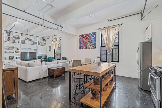 Building Photo - 738 S Los Angeles St
