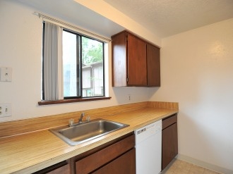 Kitchen - Cedar Crest Townhomes