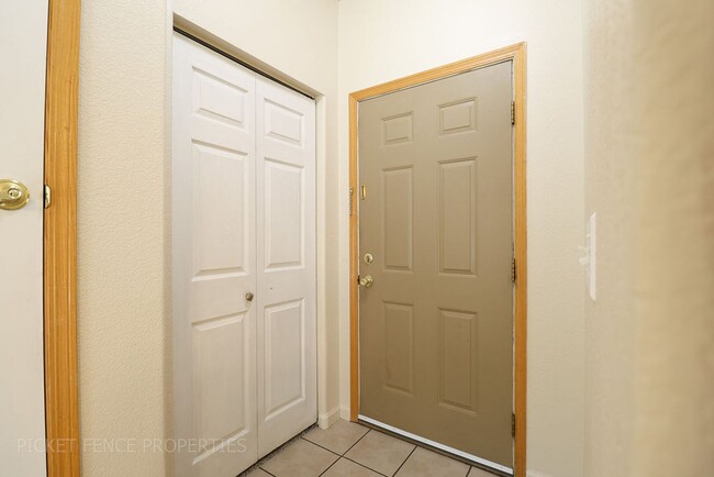 Building Photo - Beautiful Two-Story Condo in Windsor