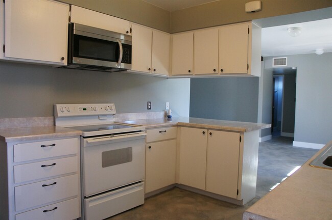 Building Photo - 1400 W Geneva Dr