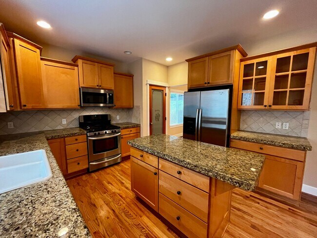 Foto del edificio - Beautiful 4 Bedroom on Half Acre with Spor...