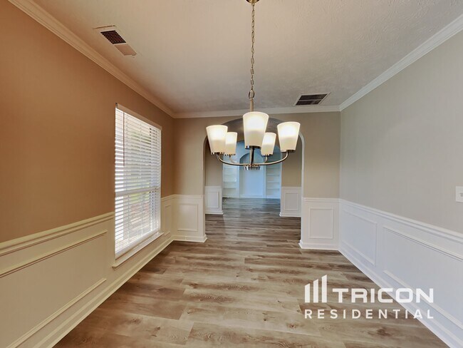 Building Photo - 203 Woodcreek Way
