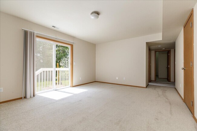 Foto del edificio - Beautiful Spacious 4 Bedroom 2.75 Bathroom...