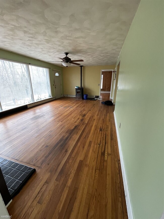 Foto del edificio - 3 br, 2 bath House - 16 Fuller Hollow Rd