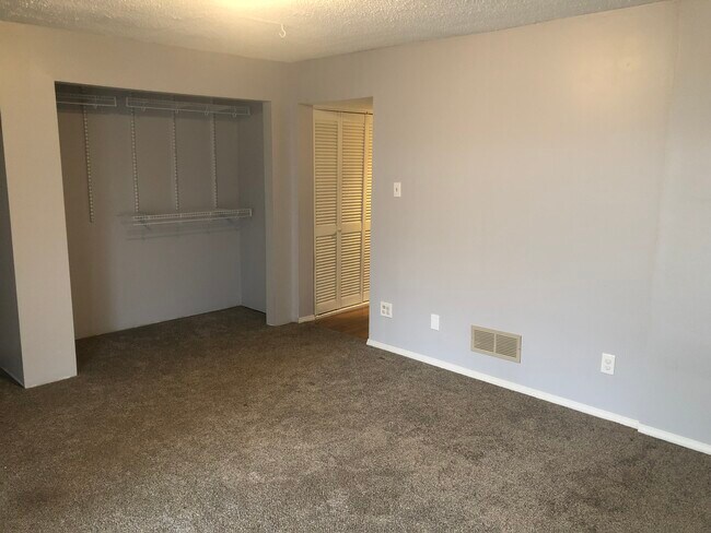 Building Photo - 895 Delray Dr