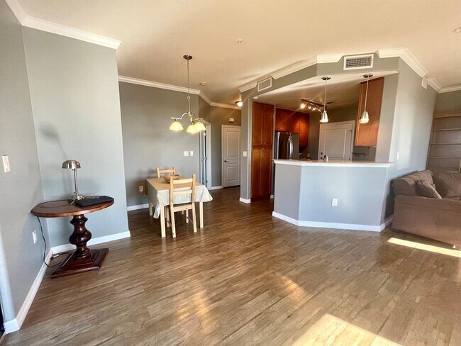 Foto del edificio - 330 E Las Colinas Blvd