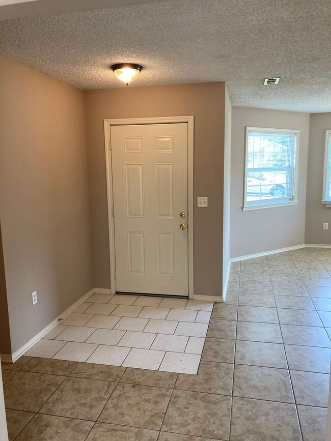 Building Photo - 3 Bedroom 2 Bath Extremely close to Weding...