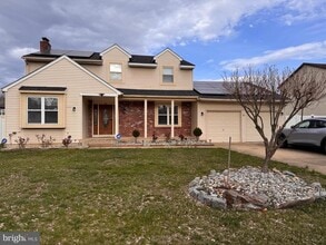 Building Photo - 5 Westbury Dr