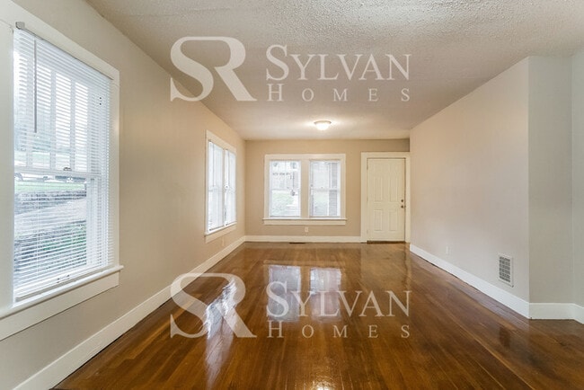 Building Photo - Cute, cozy and comfortable 3 BR, 2 BA home
