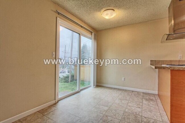 Foto del edificio - 2 Bed, 1 Bath Duplex in Lincoln Neighborhood