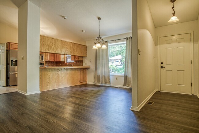 Foto del edificio - This beautiful home is located in a quiet private neighborhood and perfect for a serene living at...