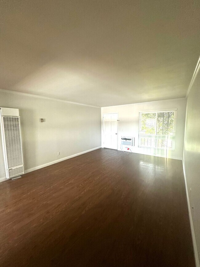 Foto del edificio - For Lease- Cozy and comfortable Two Bedrooms top floor unit