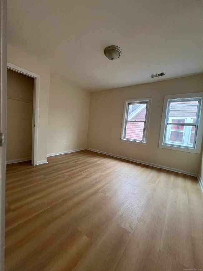 Foto del edificio - 1003 Howard Ave