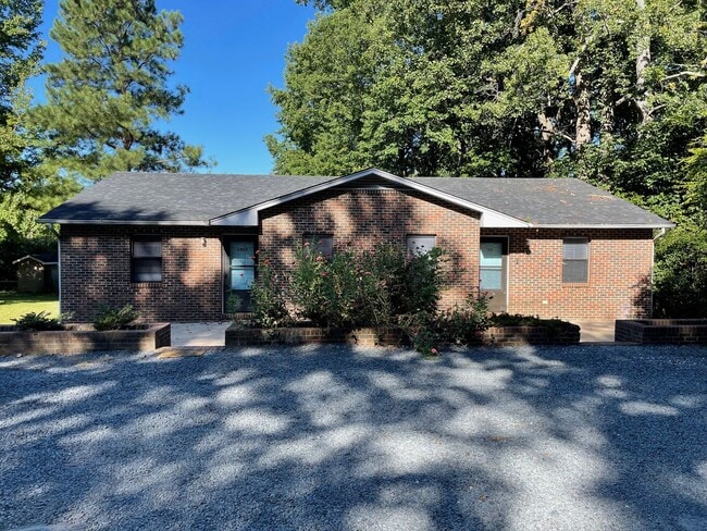 Building Photo - 1901
