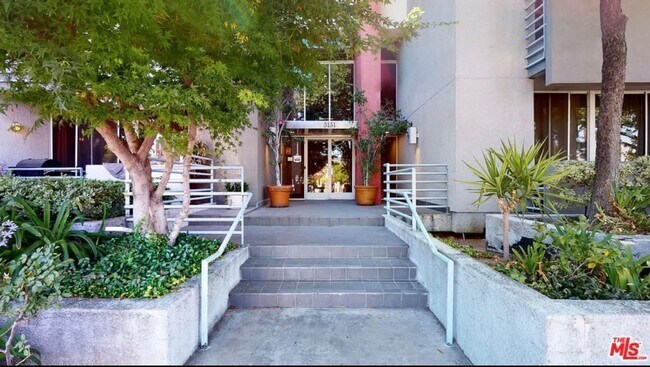 Foto del edificio - 5151 Balboa Blvd