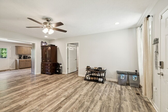 Building Photo - 372 Summitville Rd