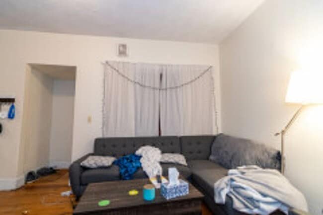Building Photo - AWESOME 4 Bed 2 BATH LISTING!!!!