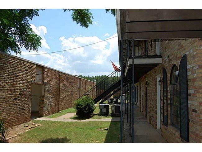 Foto del edificio - 5230 Rue Royale Dr