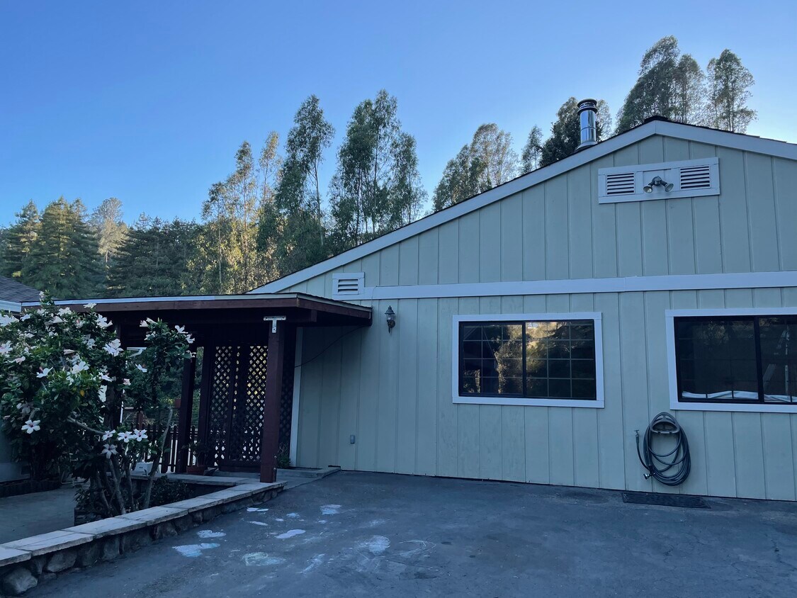 Front - 185 Chimney Creek Rd