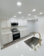 Building Photo - 500 Egret Cir