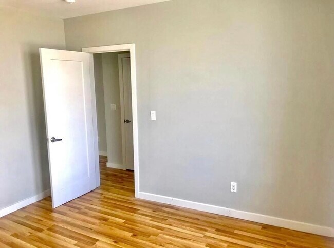 Foto del edificio - 223 E Broadway