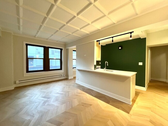 Building Photo - 1210 N La Salle Dr