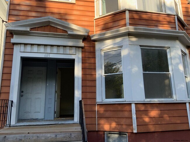 Building Photo - 685 3rd St