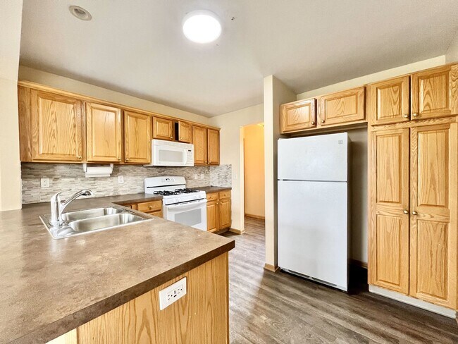 Foto del edificio - 2103-2105 Kinnrow Ave NW