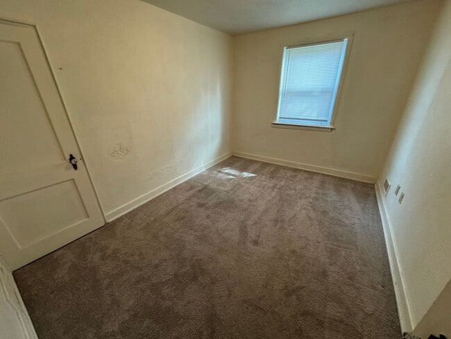Building Photo - 2 Bedroom 1 Bath Duplex in York
