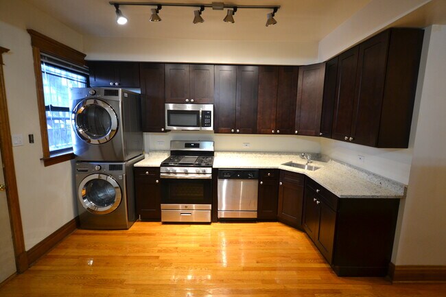 Foto del edificio - 3122 N California Ave