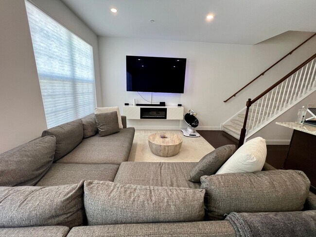 Foto del edificio - Stunning 3-Bedroom Townhome in Bridgeport!...