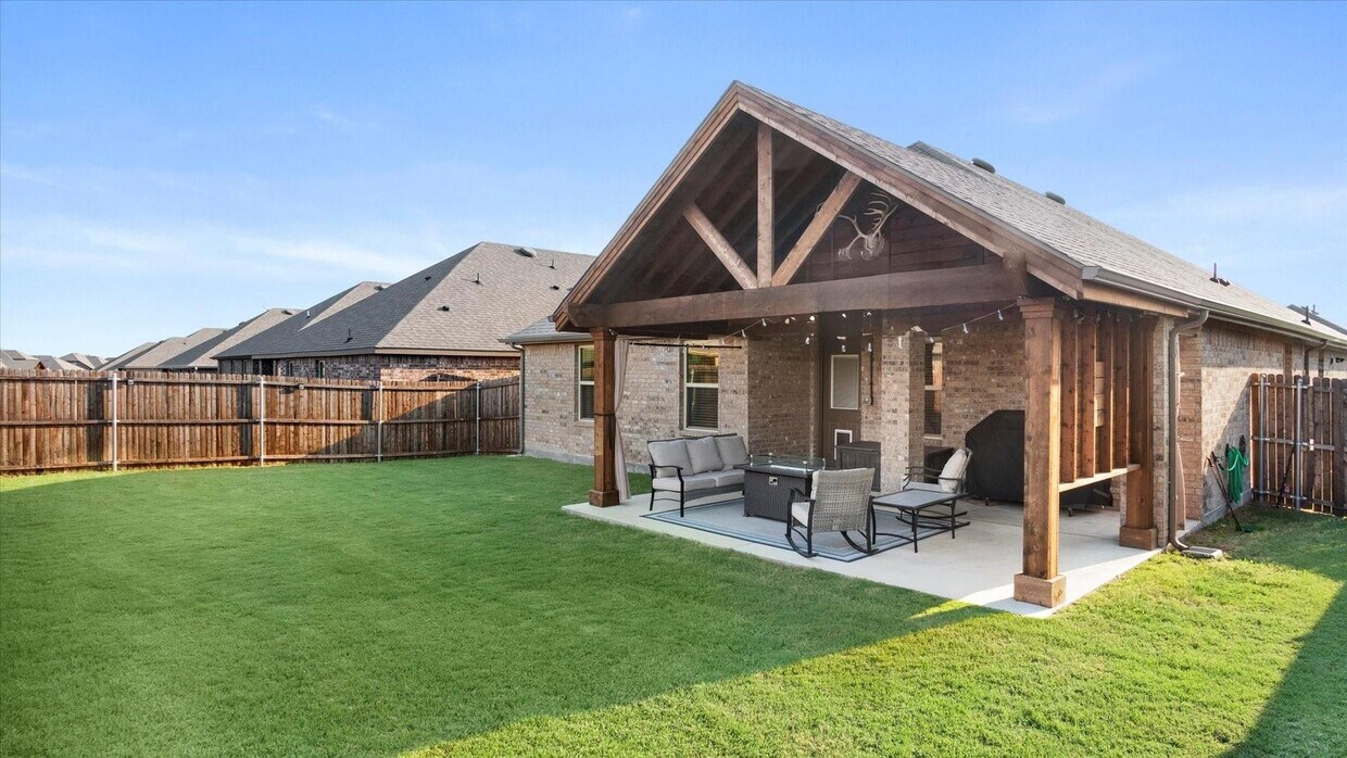 Building Photo - Discover the allure of this spacious 4-bed...