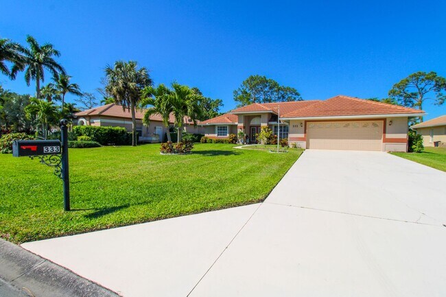 Foto del edificio - CHARMING 3-BEDROOM, 2 BATHROOM SINGLE FAMILY HOME WITH PRIVATE SOLAR-HEATED POOL IN BERKSHIRE LAK...