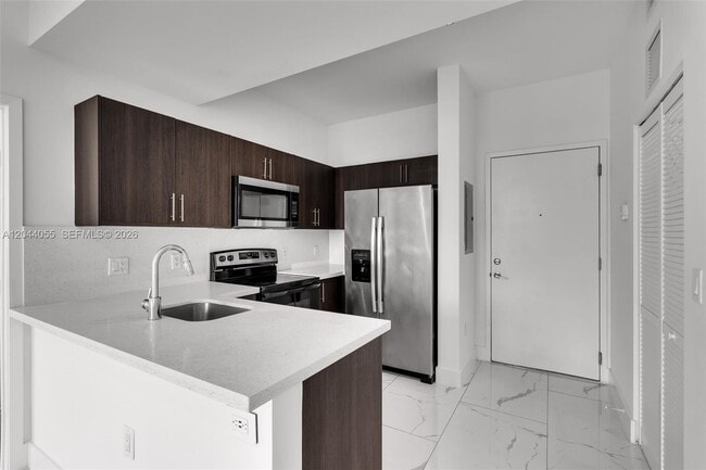 Foto del edificio - 1 Curtiss Pkwy