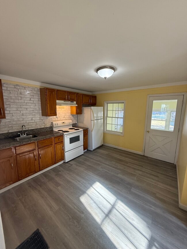 Kitchen - 56 House St