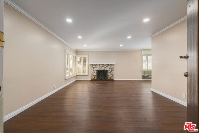 Building Photo - 5025 W 58th Pl