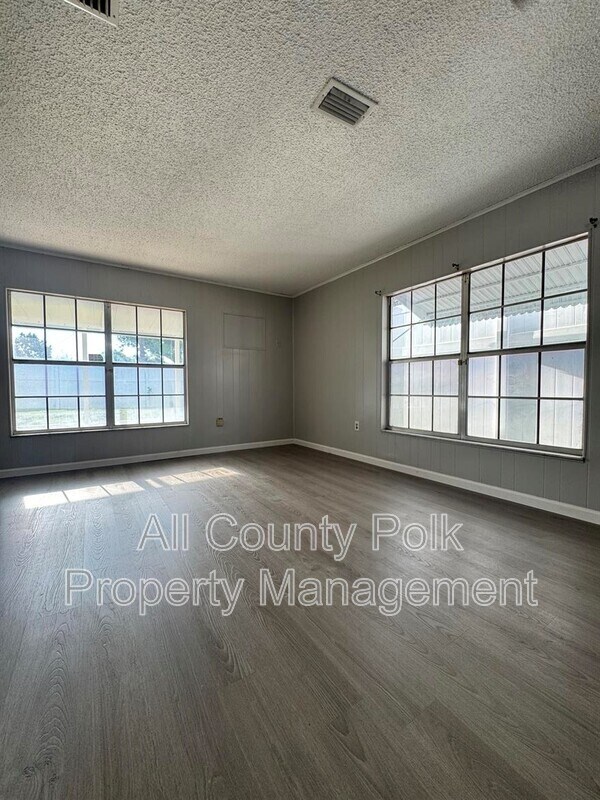 Foto del edificio - 1043 Pineview Pl