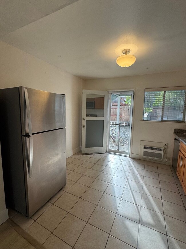 Building Photo - Adorable 2 bed 1 bath unit located in a 4 Plex close to Downtown Vacaville!!