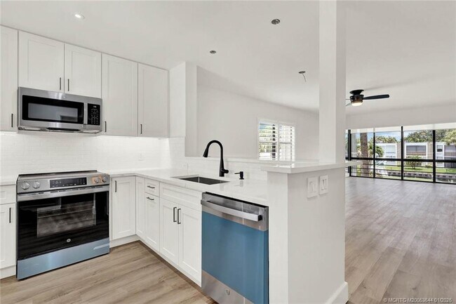 Foto del edificio - 1950 SW Palm City Rd