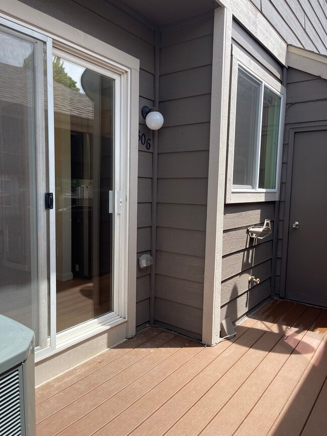 Building Photo - 806 Summer Dr