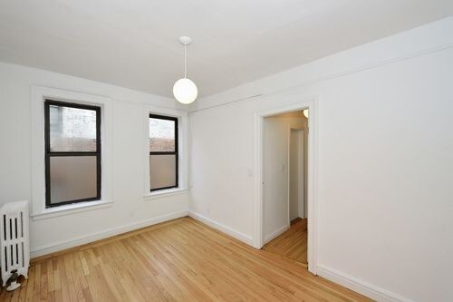 Building Photo - 300 W 12th St