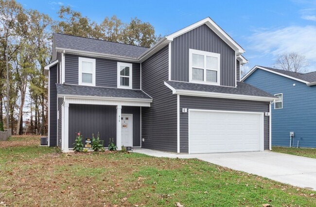Building Photo - Pet Friendly Three Bedroom!